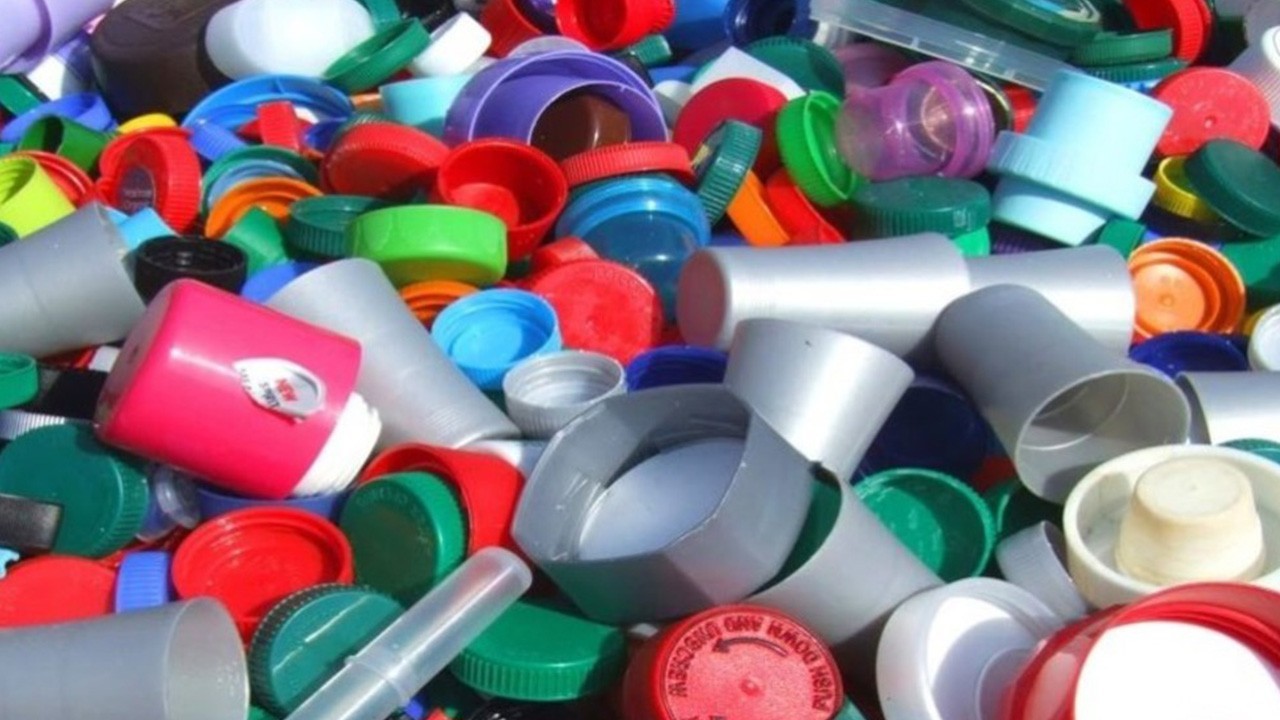 Средством можно пластиковые. Изделия из пластмассы. Украшения из переработанного пластика. Пластиковые материалы. Пластмасса материал.